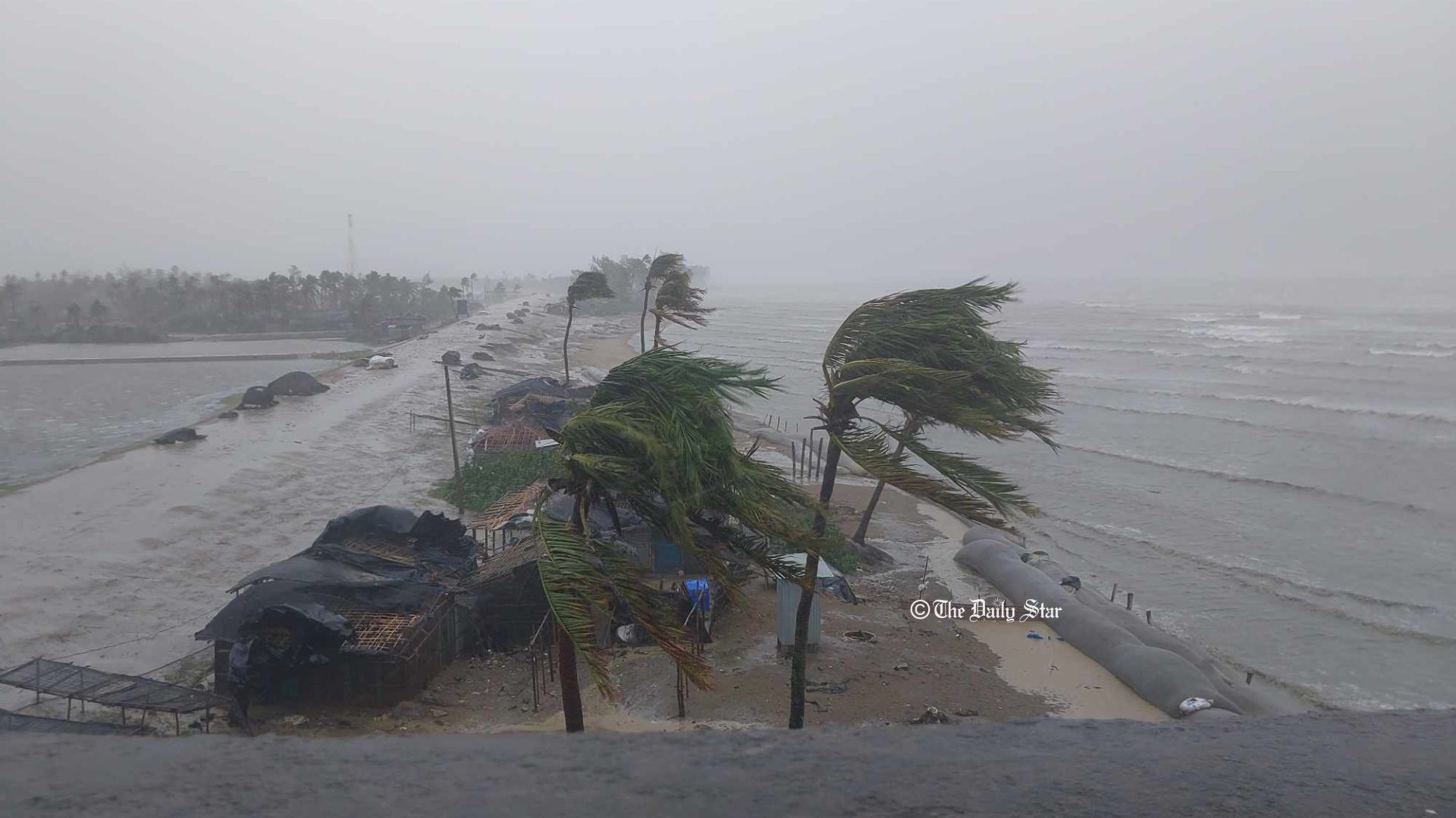 মোখার কেন্দ্র এখন মিয়ানমারের স্থলভাগে, সম্পূর্ণ উপকূল অতিক্রম সন্ধ্যার মধ্যে