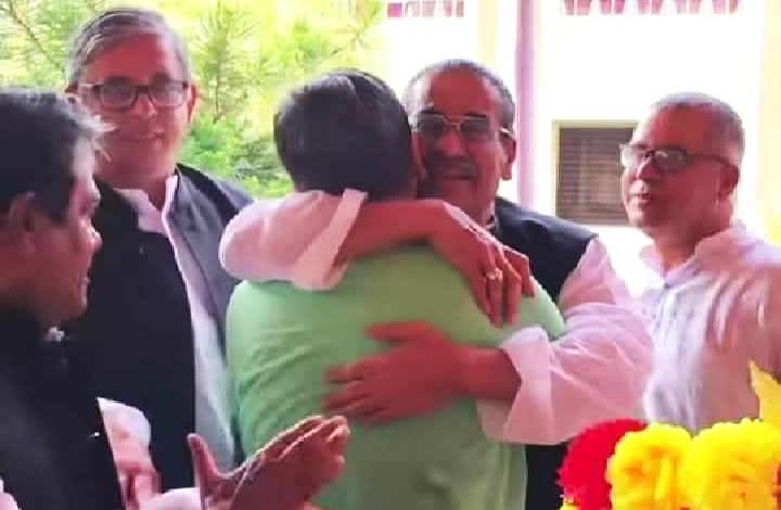 খোকন সেরনিয়াবাতকে বুকে টেনে নিলেন আবুল হাসানাত আবদুল্লাহ