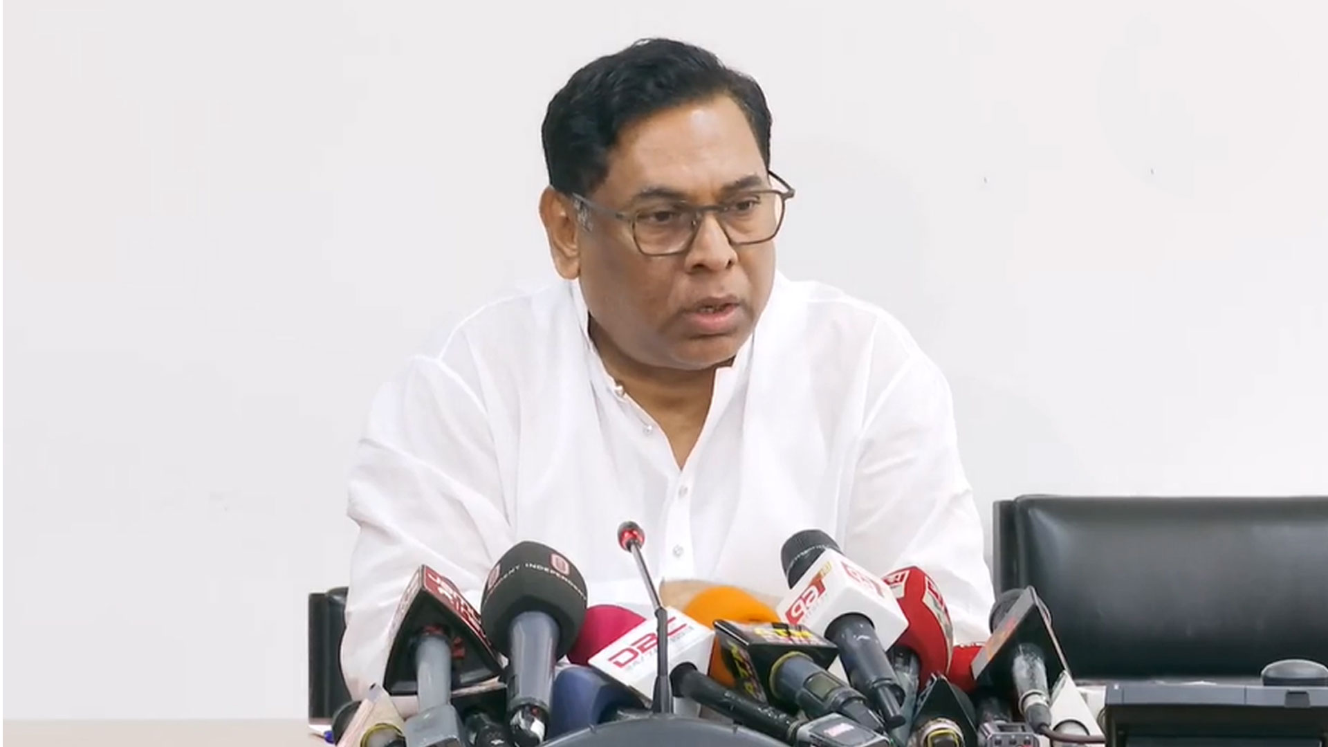 ‘আমরা বিদ্যুৎ বিভাগ থেকে দুঃখ প্রকাশ করছি, আমরা চেষ্টা করছি’