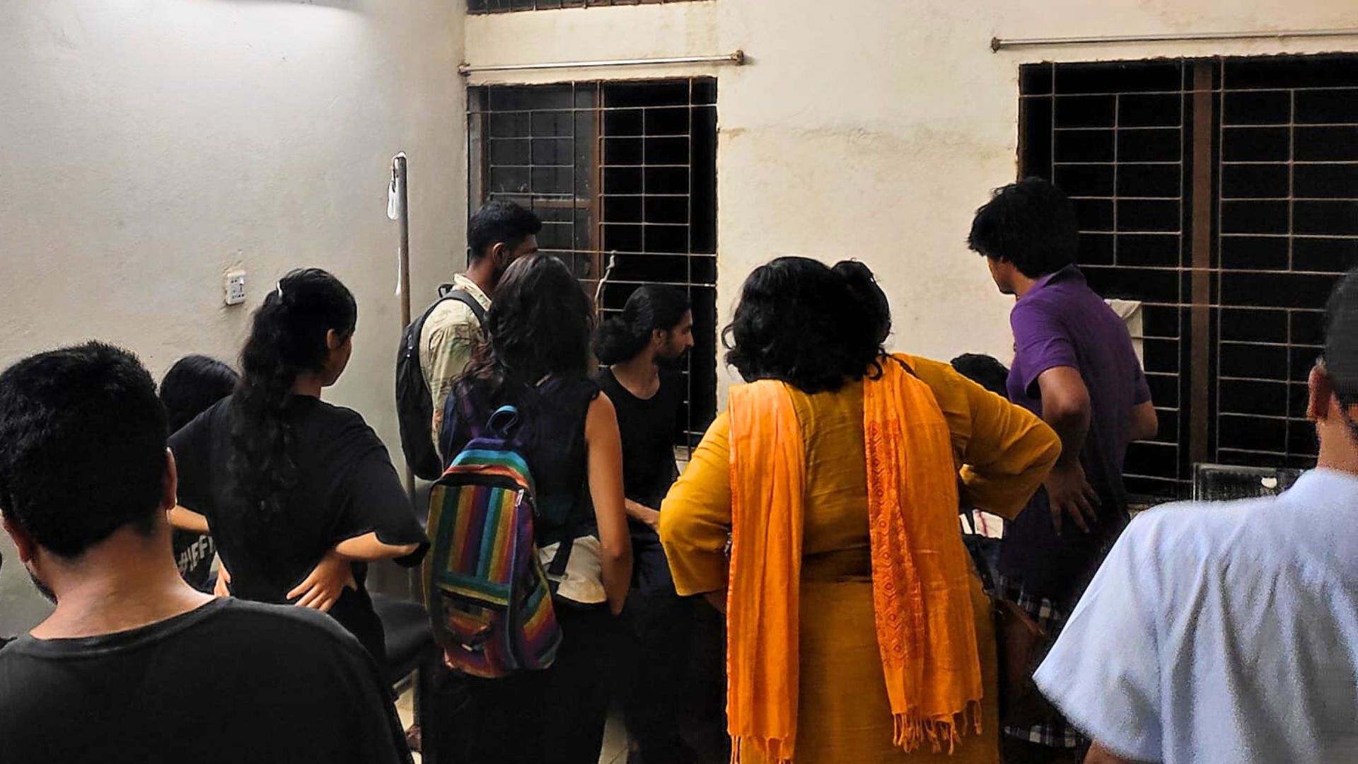 অছাত্রদের বের না করা পর্যন্ত চিকিৎসায় অস্বীকৃতি অনশনরত প্রত্যয়ের