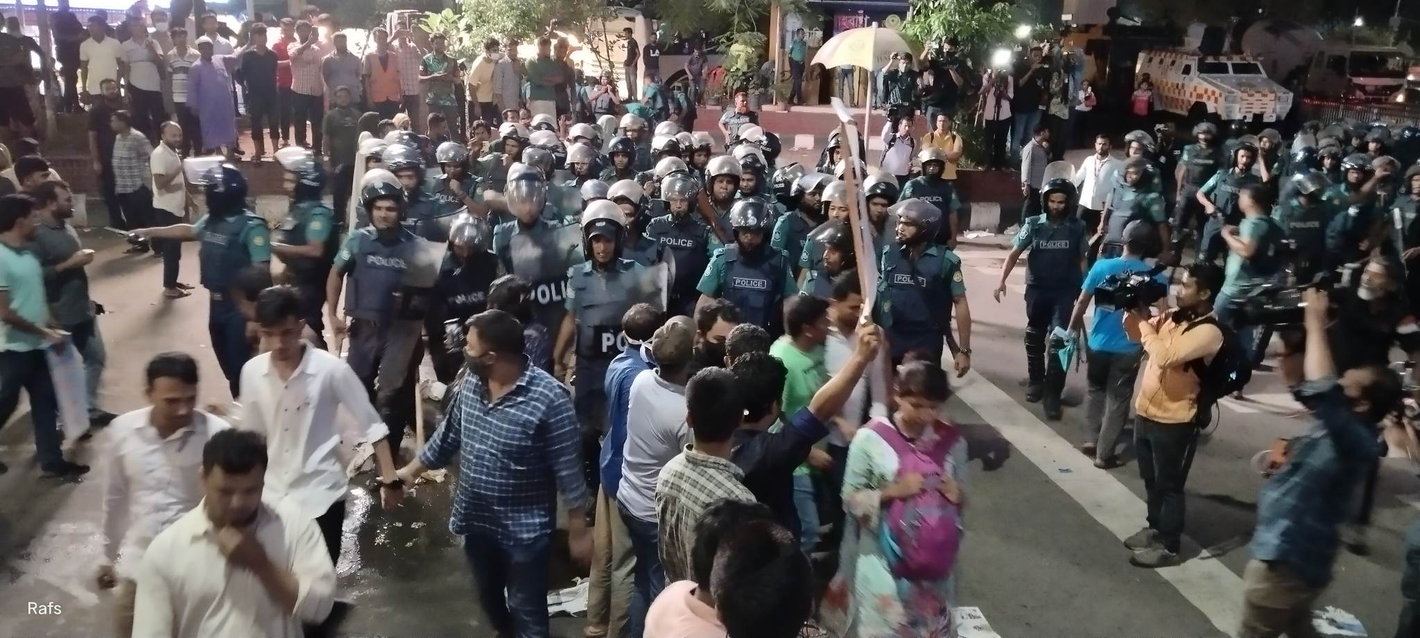 শাহবাগ থেকে আন্দোলনকারীদের সরিয়ে দিয়েছে পুলিশ
