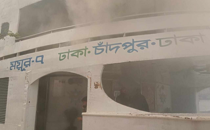 সদরঘাটে ময়ূর-৭ লঞ্চে আগুন, নিয়ন্ত্রণে ১৩ ইউনিট