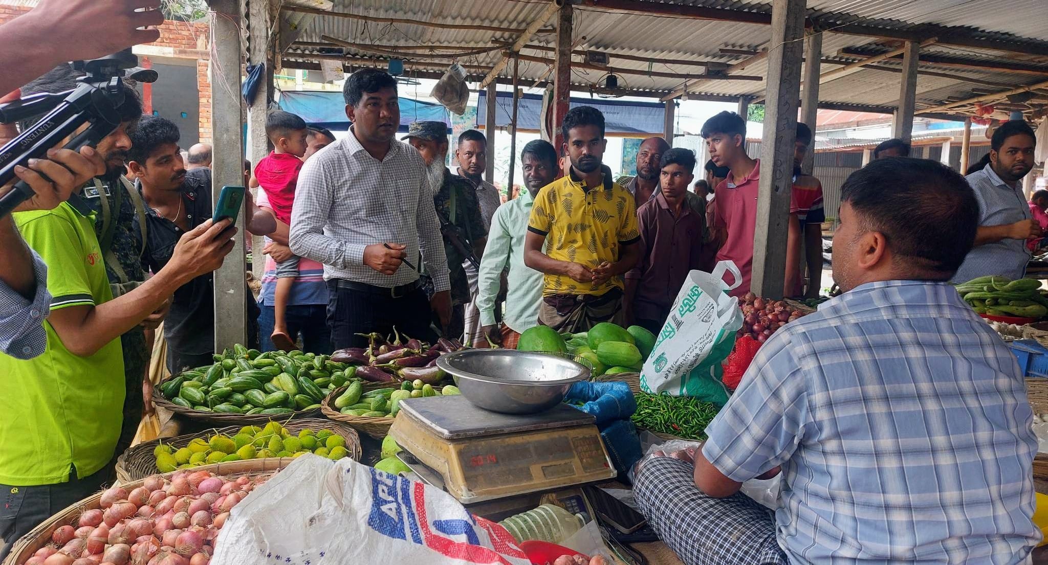 অতিরিক্ত দামে কাঁচা মরিচ বিক্রি, মানিকগঞ্জে ৫ ব্যবসায়ীকে জরিমানা