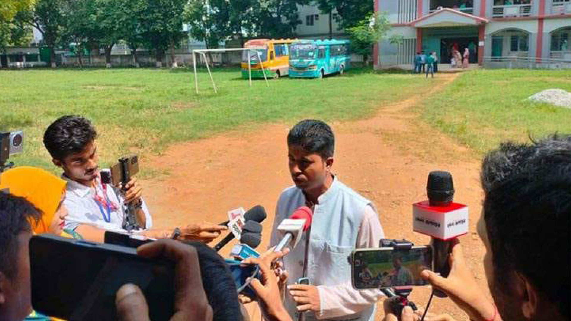 ৩ ঘণ্টার মাথায় স্বতন্ত্র প্রার্থী তরিকুলের ভোট বর্জন, বললেন ‘সুষ্ঠু পরিবেশ নেই’