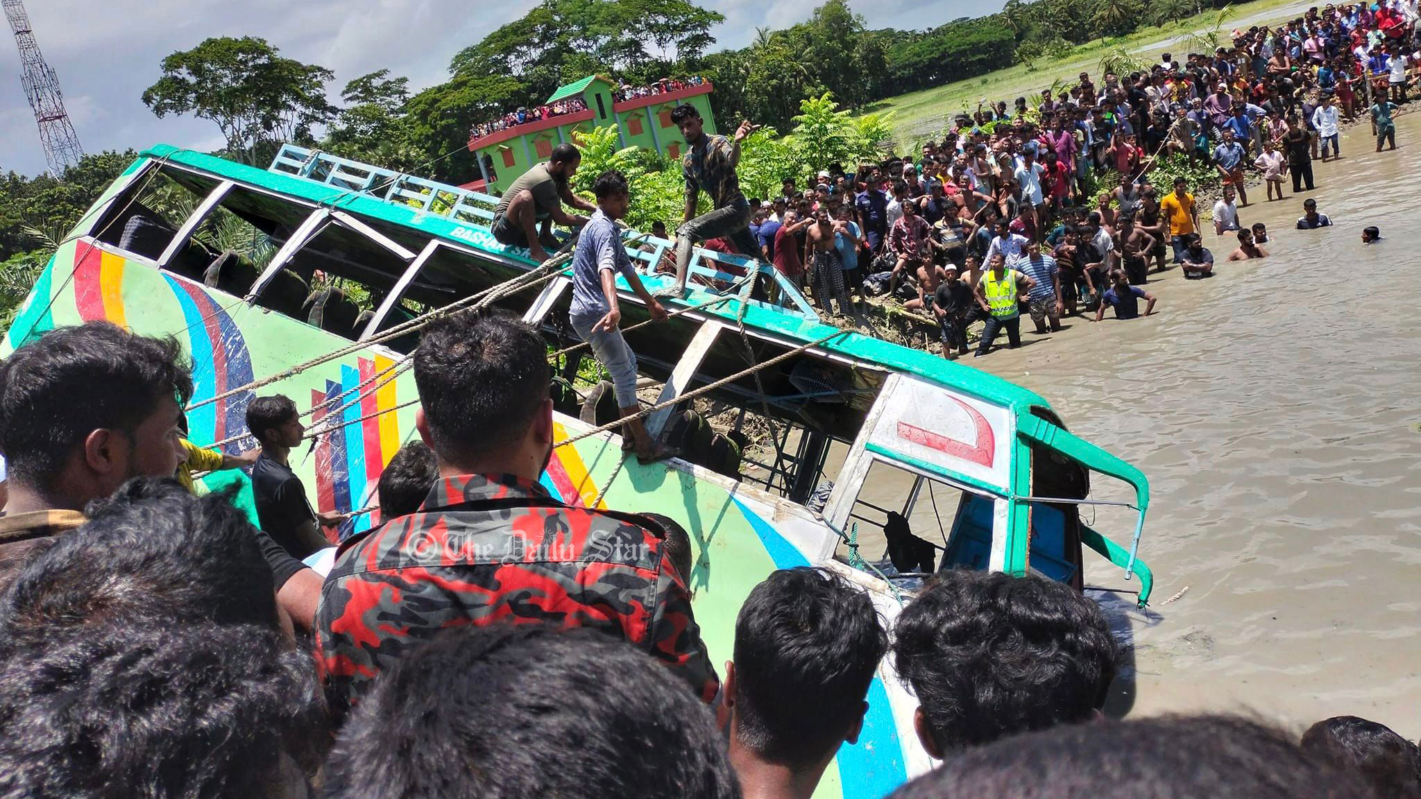 ঝালকাঠিতে বাস পুকুরে পড়ে নিহত ১৭