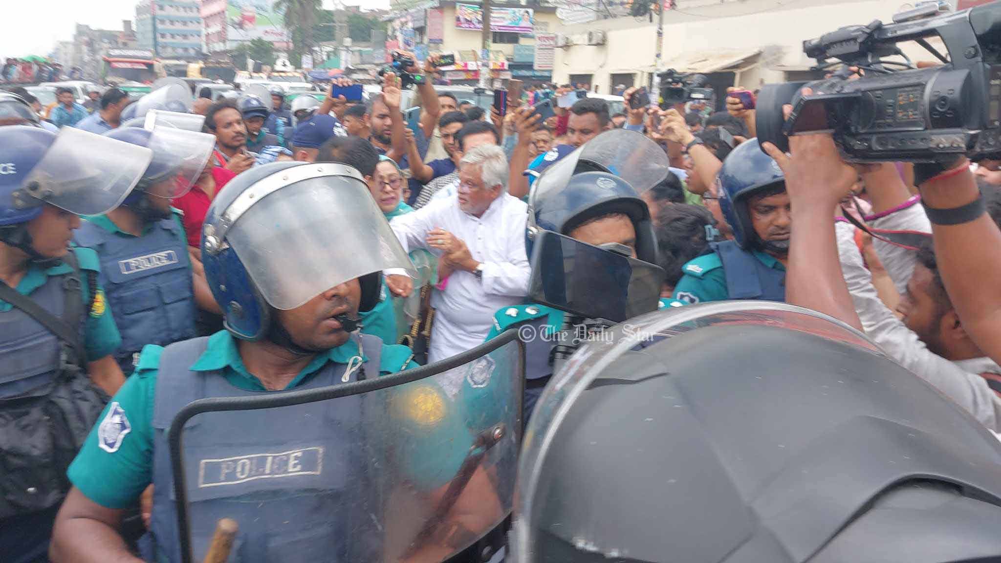 টানা-হেঁচড়ায় ‘অসুস্থ’ আমানকে ভ্যানে তুলে নিয়ে গেল পুলিশ