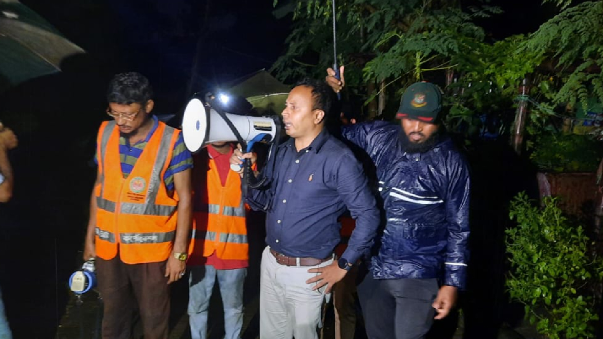 পাহাড় ধসের আশঙ্কা, ঝুঁকিপূর্ণ বাসিন্দাদের সরে যেতে মাইকিং