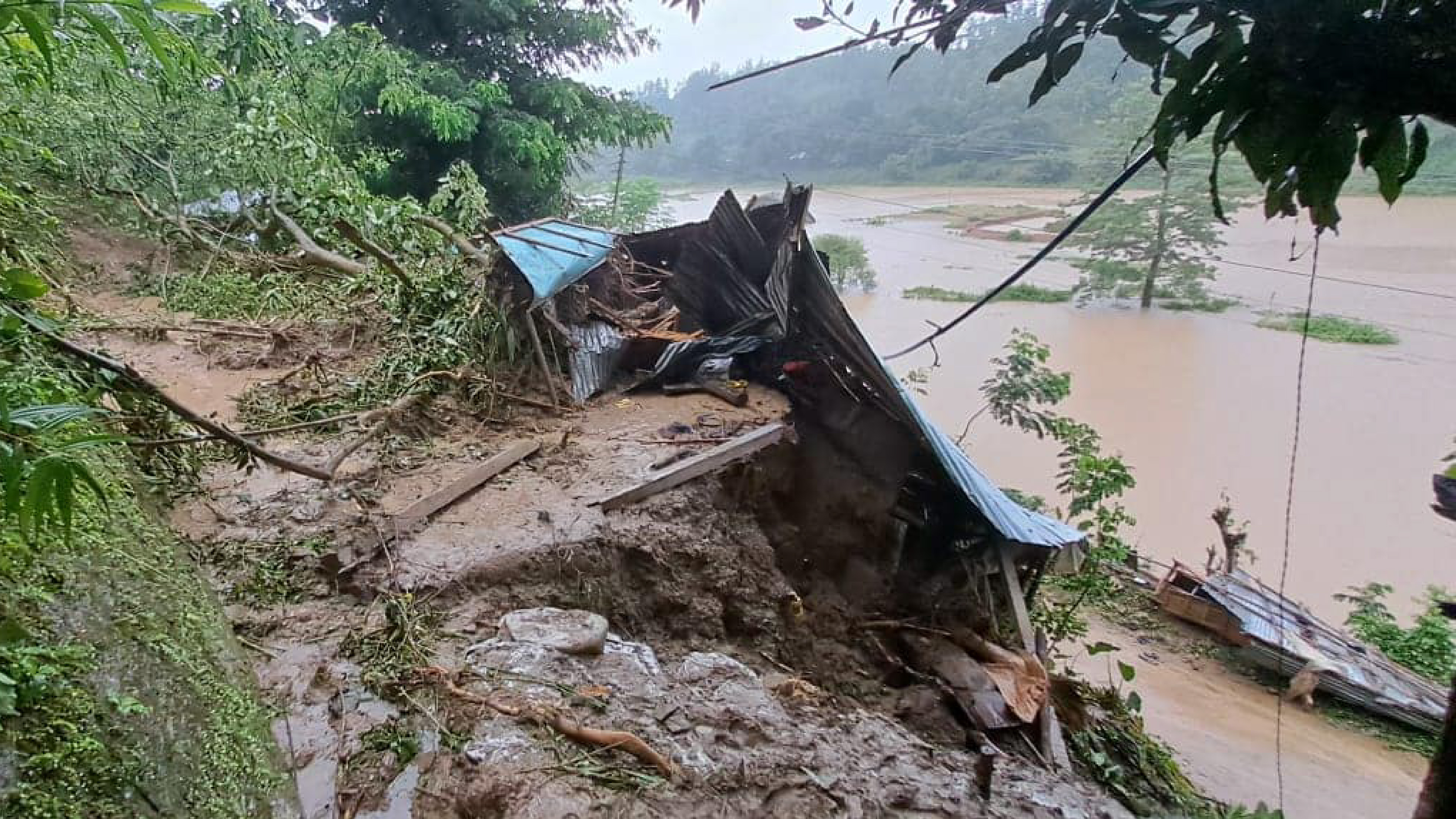 ৫ দিনের ভারী বর্ষণে বান্দরবানে পাহাড় ধস, আহত ৬