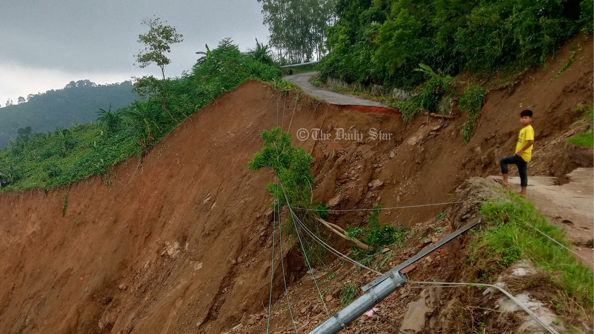 পাহাড় ধসে বান্দরবান-রুমা-থানচি যোগাযোগ বিচ্ছিন্ন