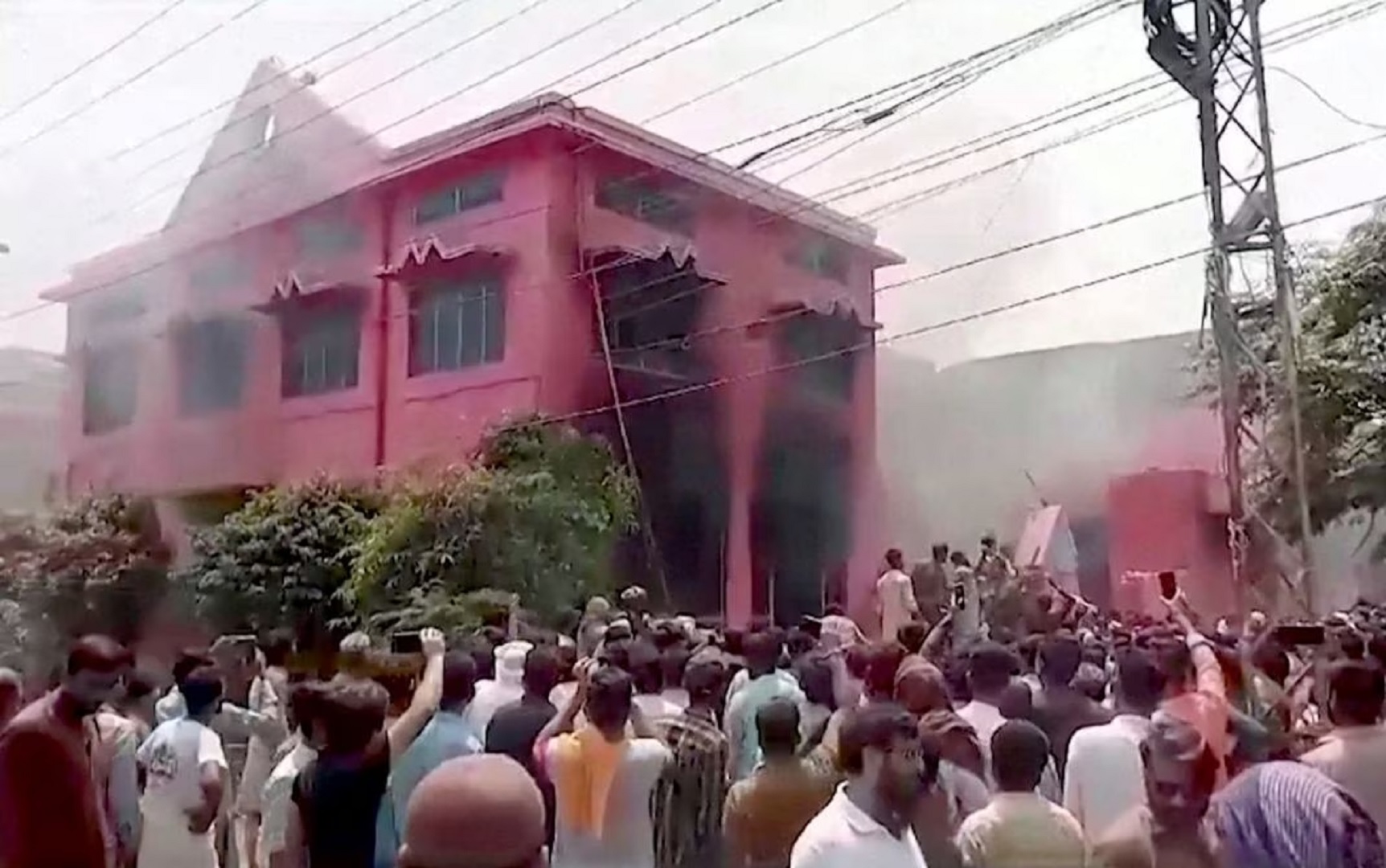 পাকিস্তানে গির্জা ও ঘরবাড়িতে আগুন, গ্রেপ্তার ৭০০