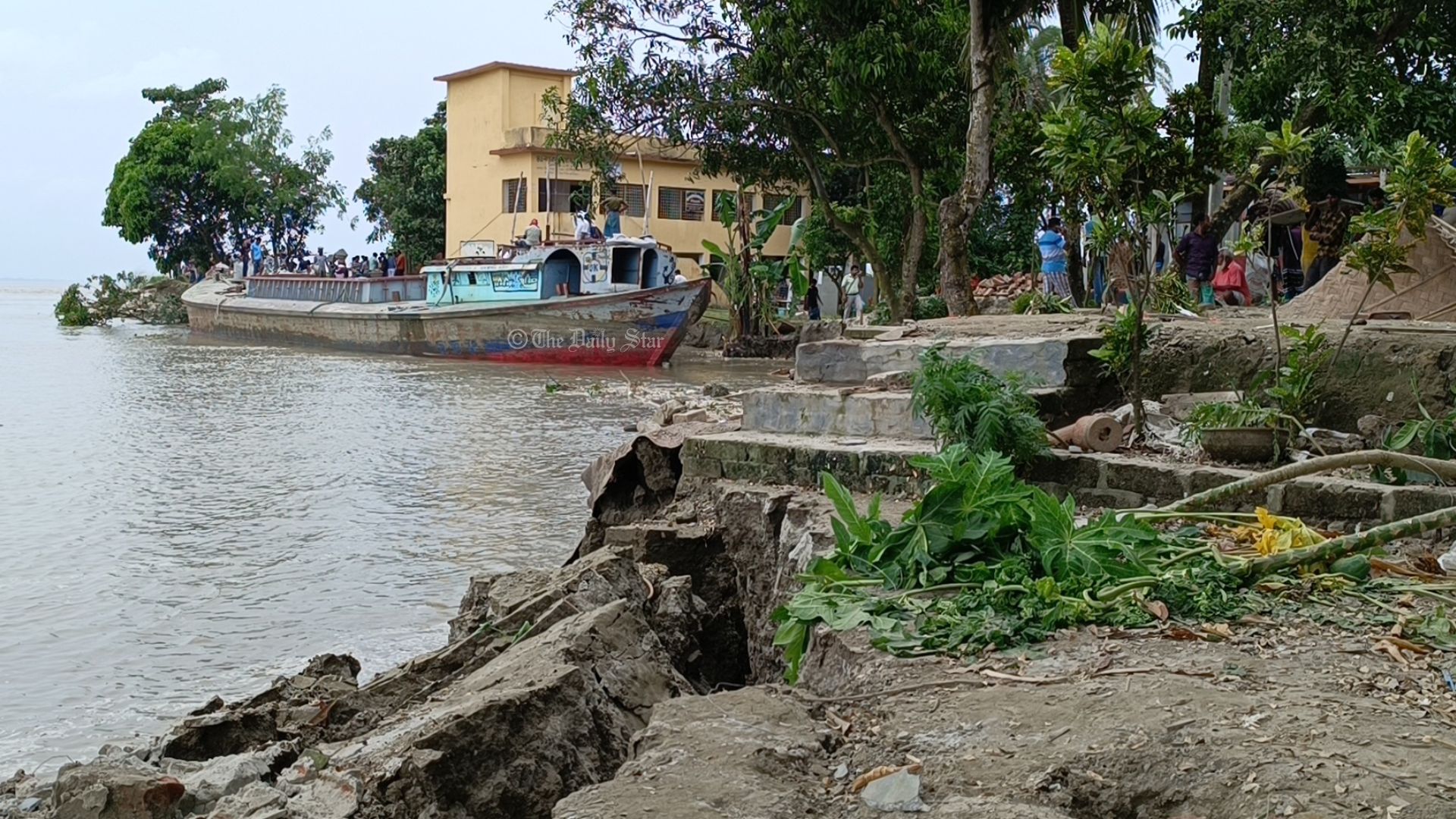 ৩০ মিনিটে ১২টি বাড়ি পদ্মায় বিলীন, ঝুঁকিতে বিদ্যালয়