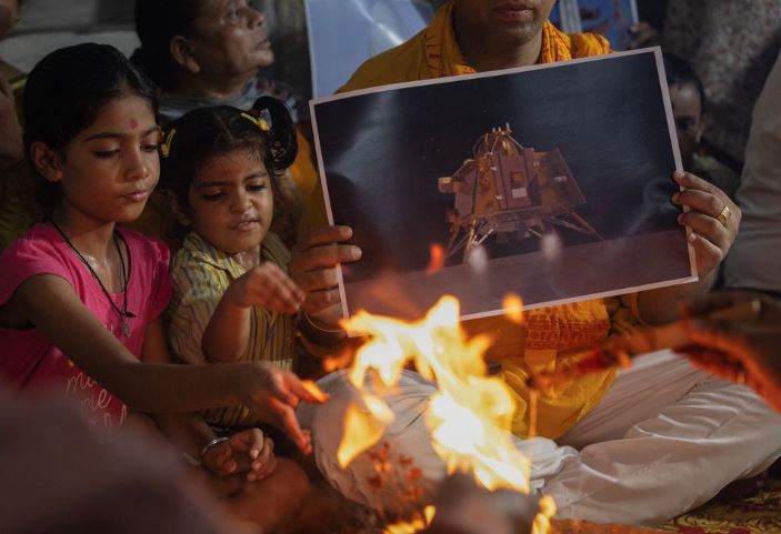 ভারতের মহাকাশযানের চাঁদে অবতরণ যেভাবে দেখা যাবে লাইভে