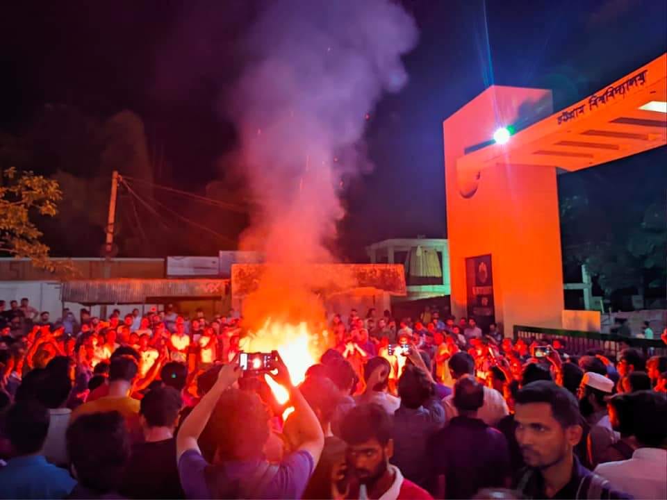 ট্রেনের দাবিতে চবি উপাচার্য বাসভবনে ভাঙচুর-আগুন: ২ মামলায় অজ্ঞাত আসামি ১০০০