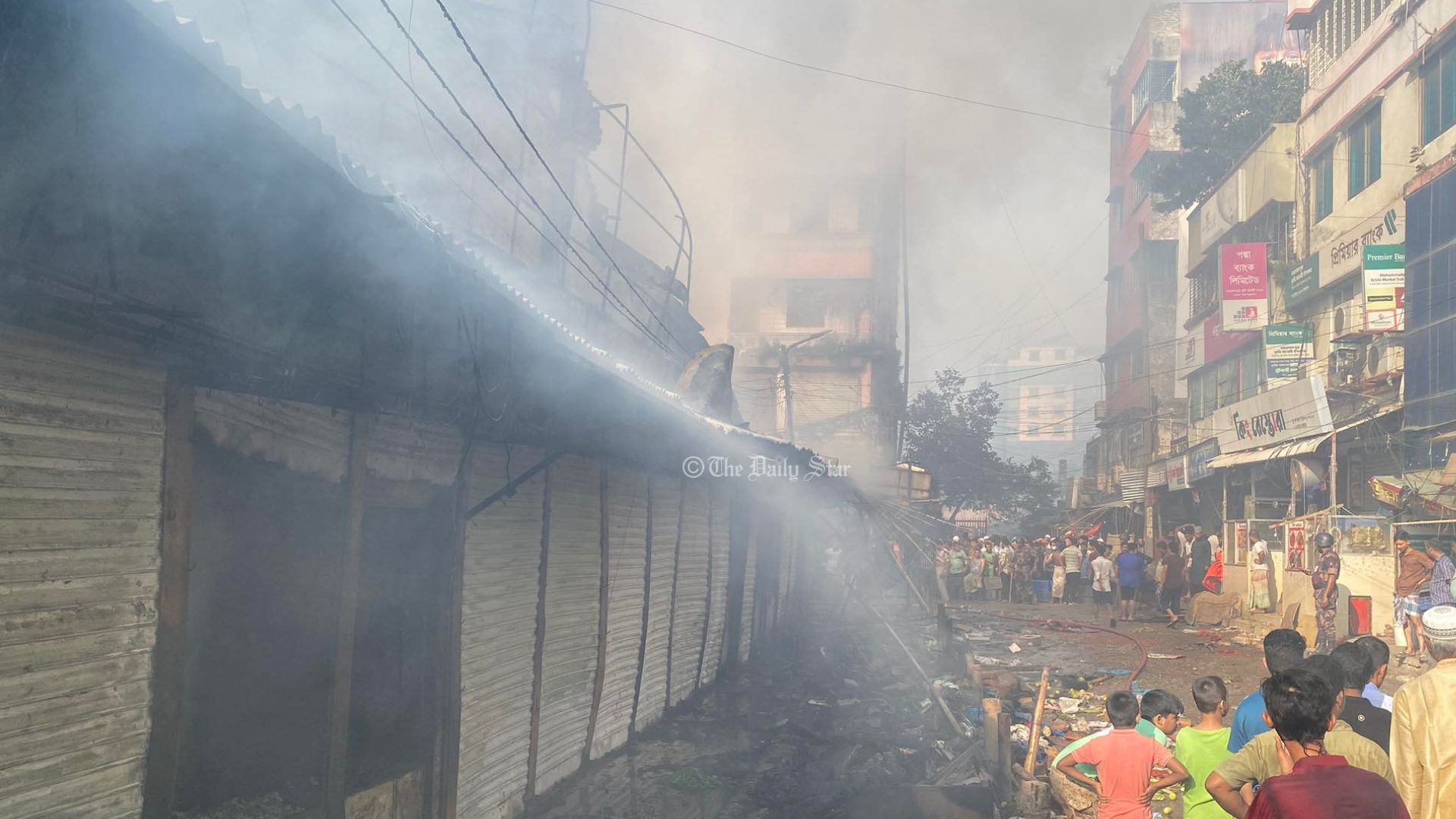 কৃষি মার্কেটে দোকানের ভেতর এখনো আগুন, ধোঁয়ায় আচ্ছন্ন পুরো এলাকা