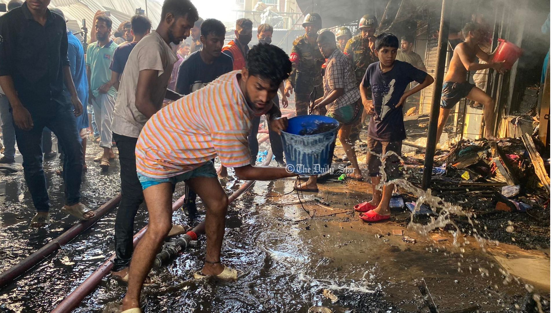 ৫ ঘণ্টায়ও নেভেনি কৃষি মার্কেটের আগুন, সমন্বয়ের অভাব-পানি সংকট