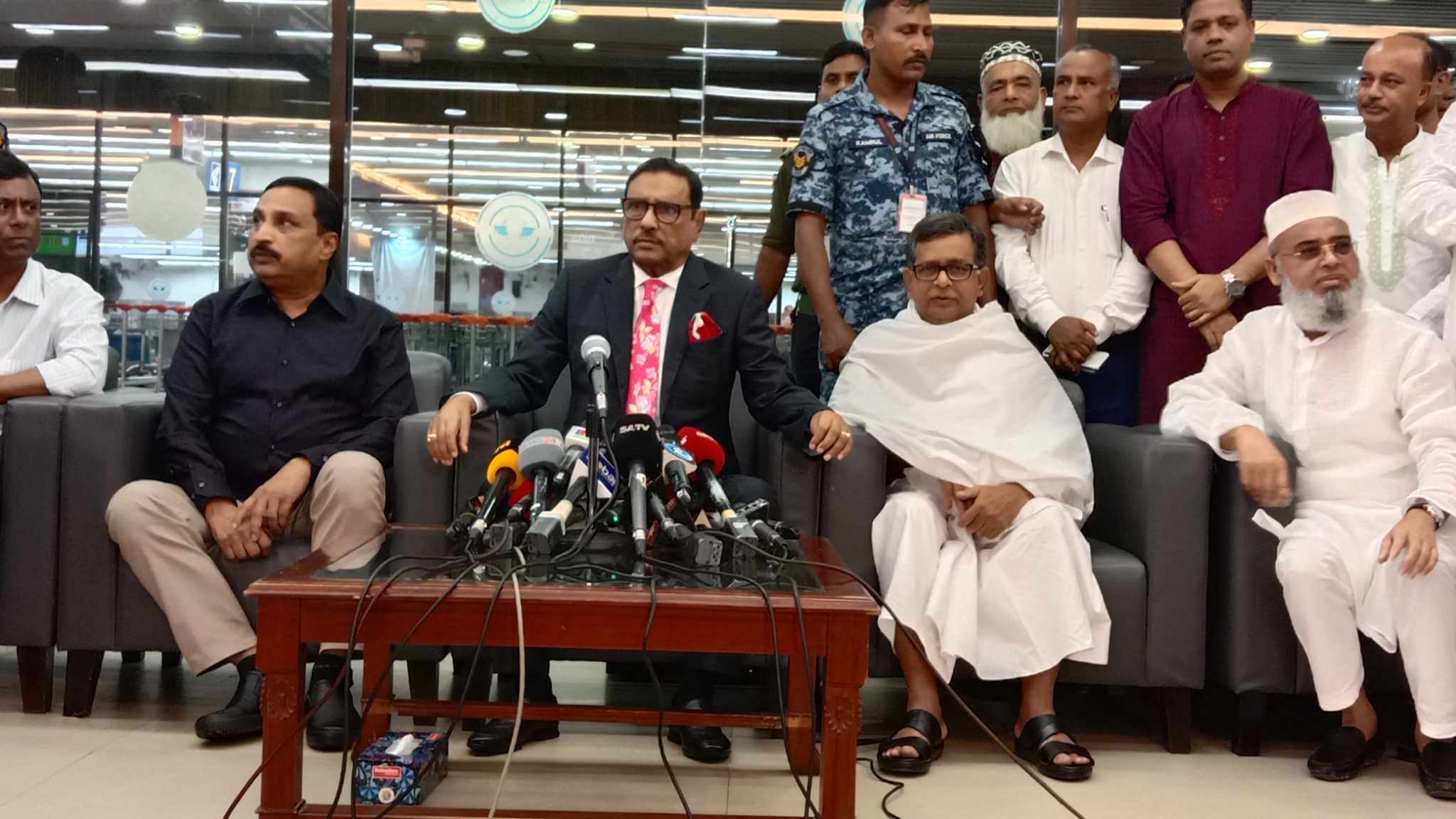 ‘দুই সেলফিতে রাজনীতির সব ফয়সালা হয়ে গেছে, ভিসা নীতির পরোয়া করে না সরকার’
