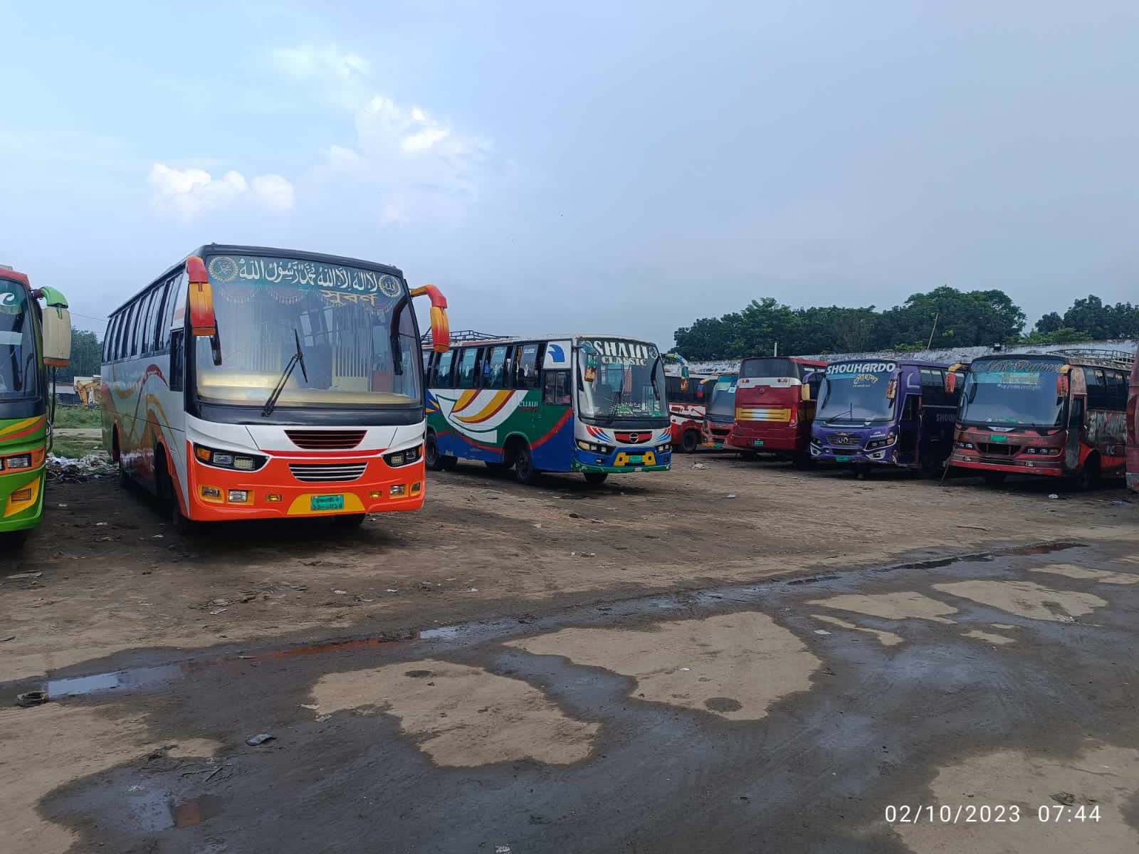 ঢাকা-রাজবাড়ী রুটে বাস চলাচল বন্ধ