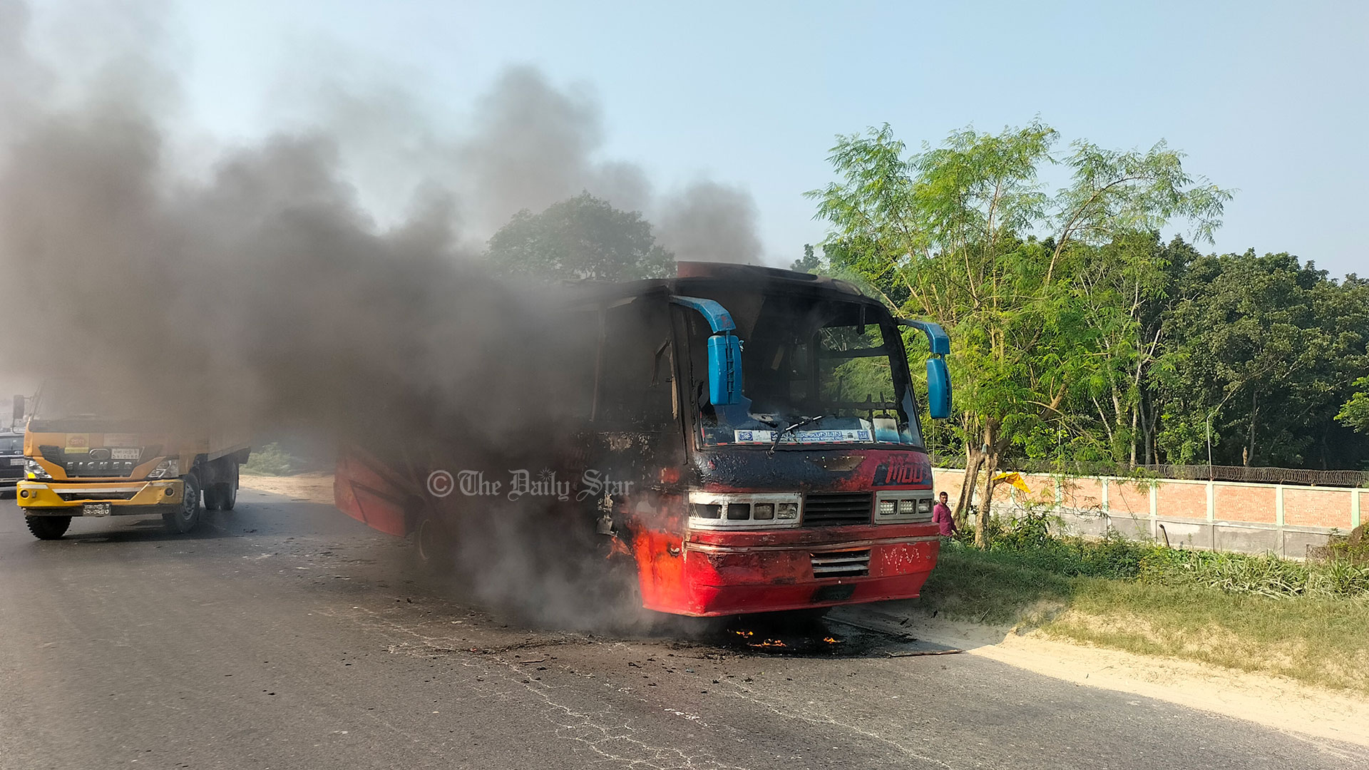 ঢাকা-আরিচা মহাসড়কে বাসে আগুন