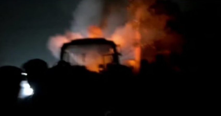 ভোররাতে ডেমরায় বাসে আগুন, হেলপার নিহত