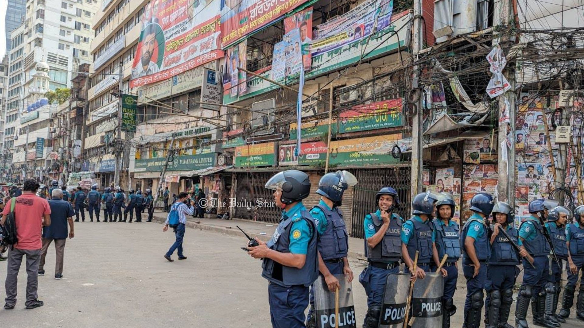 নয়াপল্টনে তালাবদ্ধ বিএনপি কার্যালয়ের সামনে পুলিশ, বিজিবির টহল