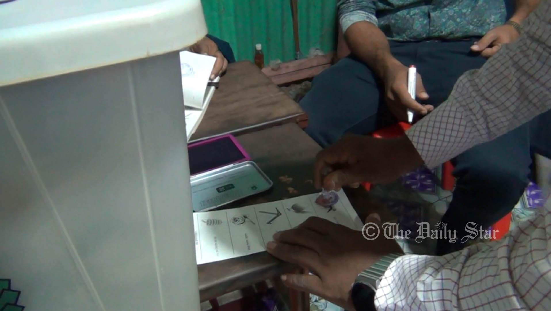 উপনির্বাচনে নৌকা প্রতীকে প্রকাশ্যে সিল মারার অভিযোগ