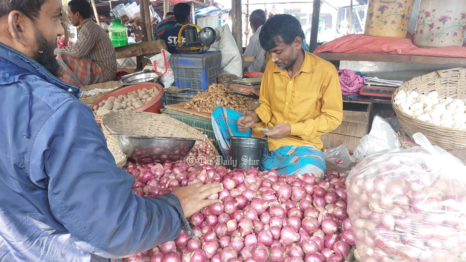 গাজীপুরে পেঁয়াজের কেজি ২০০-২২০ টাকা