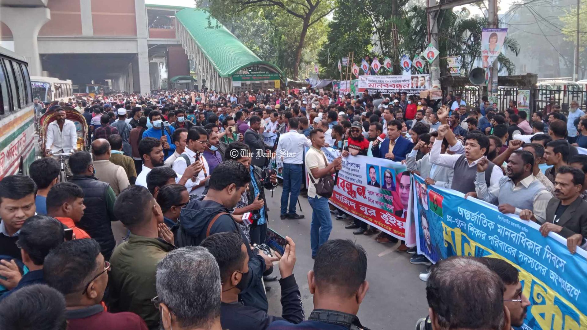 প্রেসক্লাবের সামনে শুরু হয়েছে বিএনপিকর্মী ও স্বজনদের মানববন্ধন