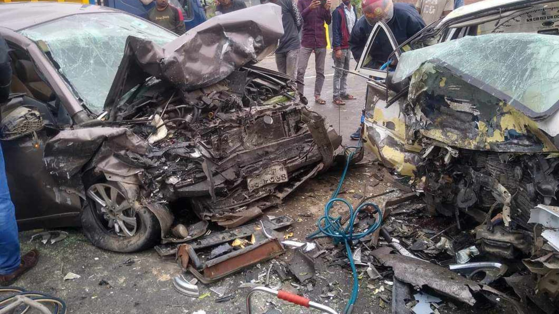 পূর্বাচলের ৩০০ ফিট সড়কে ২ প্রাইভেটকারের সংঘর্ষে নিহত ৩