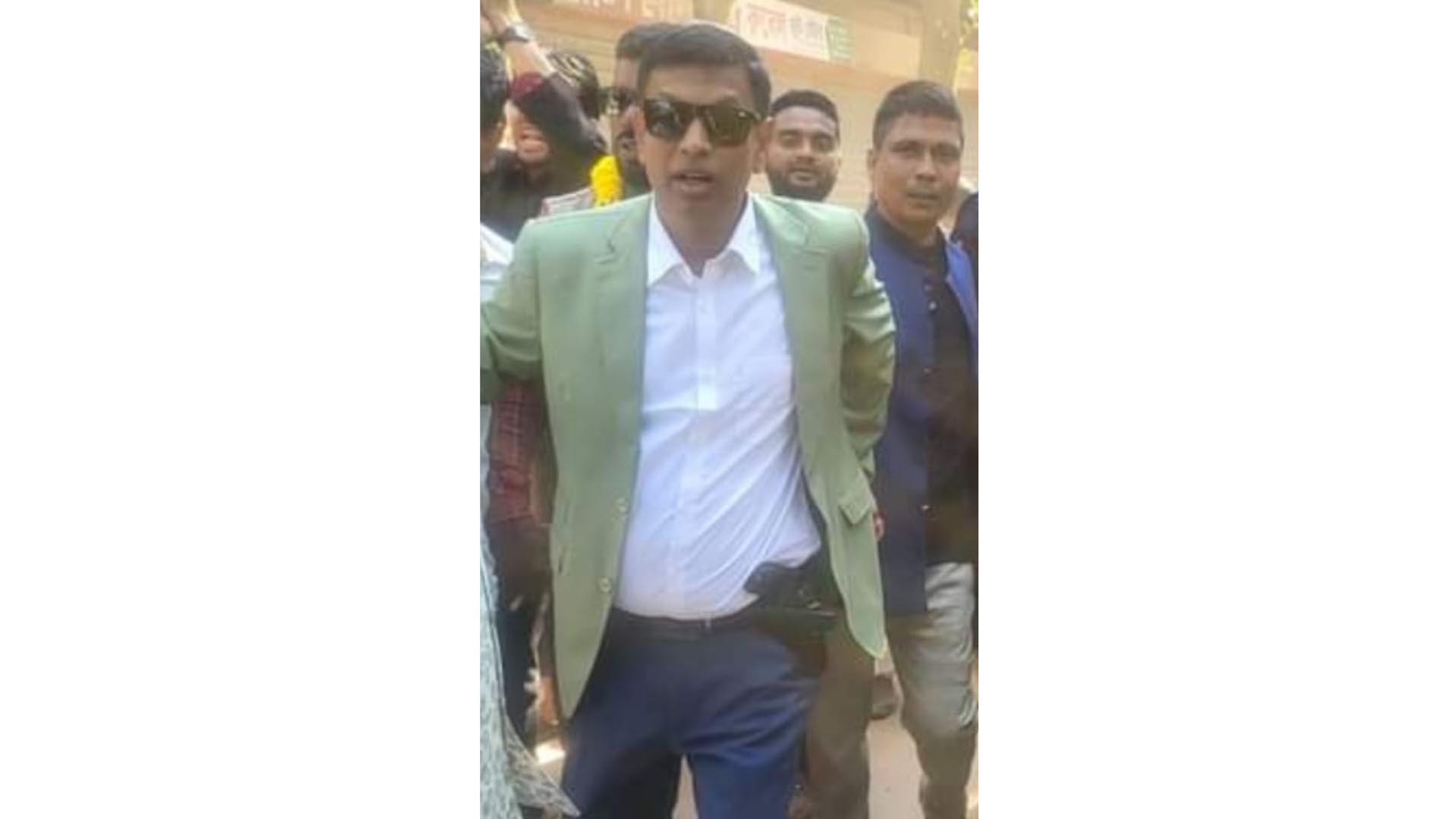 নরসিংদী-২: কোমরে পিস্তল নিয়ে নৌকার প্রচারণায় আ. লীগ নেতা