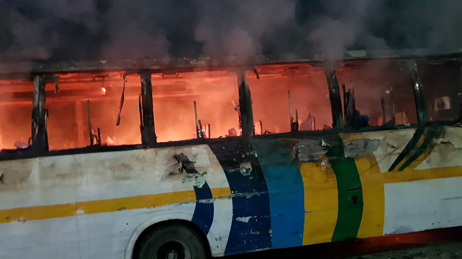 মিরপুরে ট্রাস্ট পরিবহনের বাসে আগুন