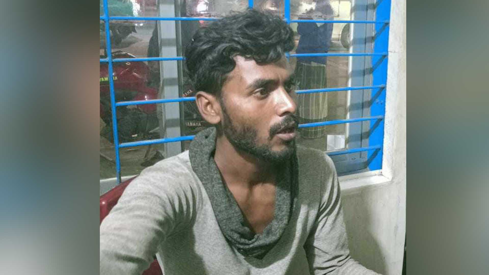 চট্টগ্রামে হ্যান্ডকাফ কাটাতে গিয়ে পুলিশের হাতে ধরা তরুণ