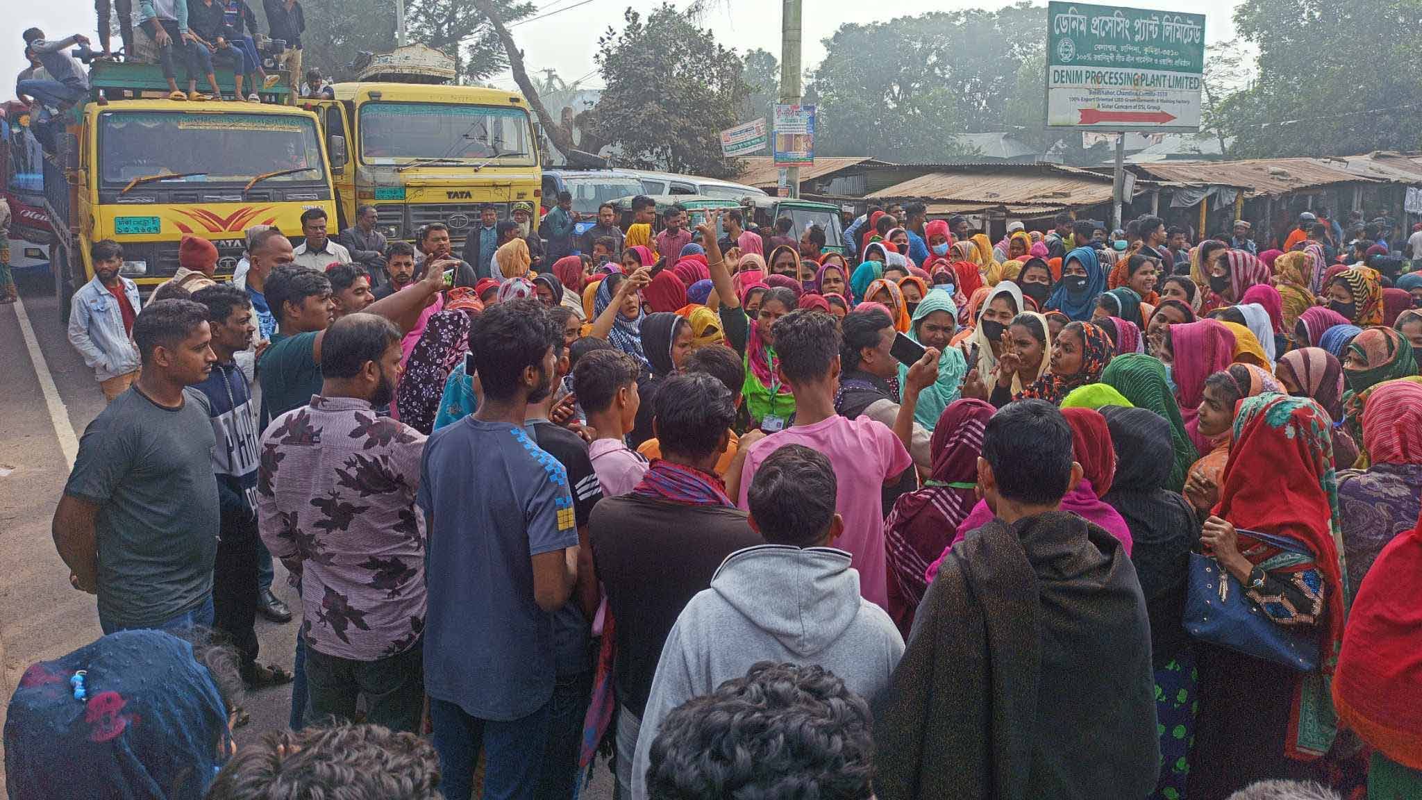 ঢাকা-চট্টগ্রাম মহাসড়ক অবরোধ করে পোশাকশ্রমিকদের বিক্ষোভ
