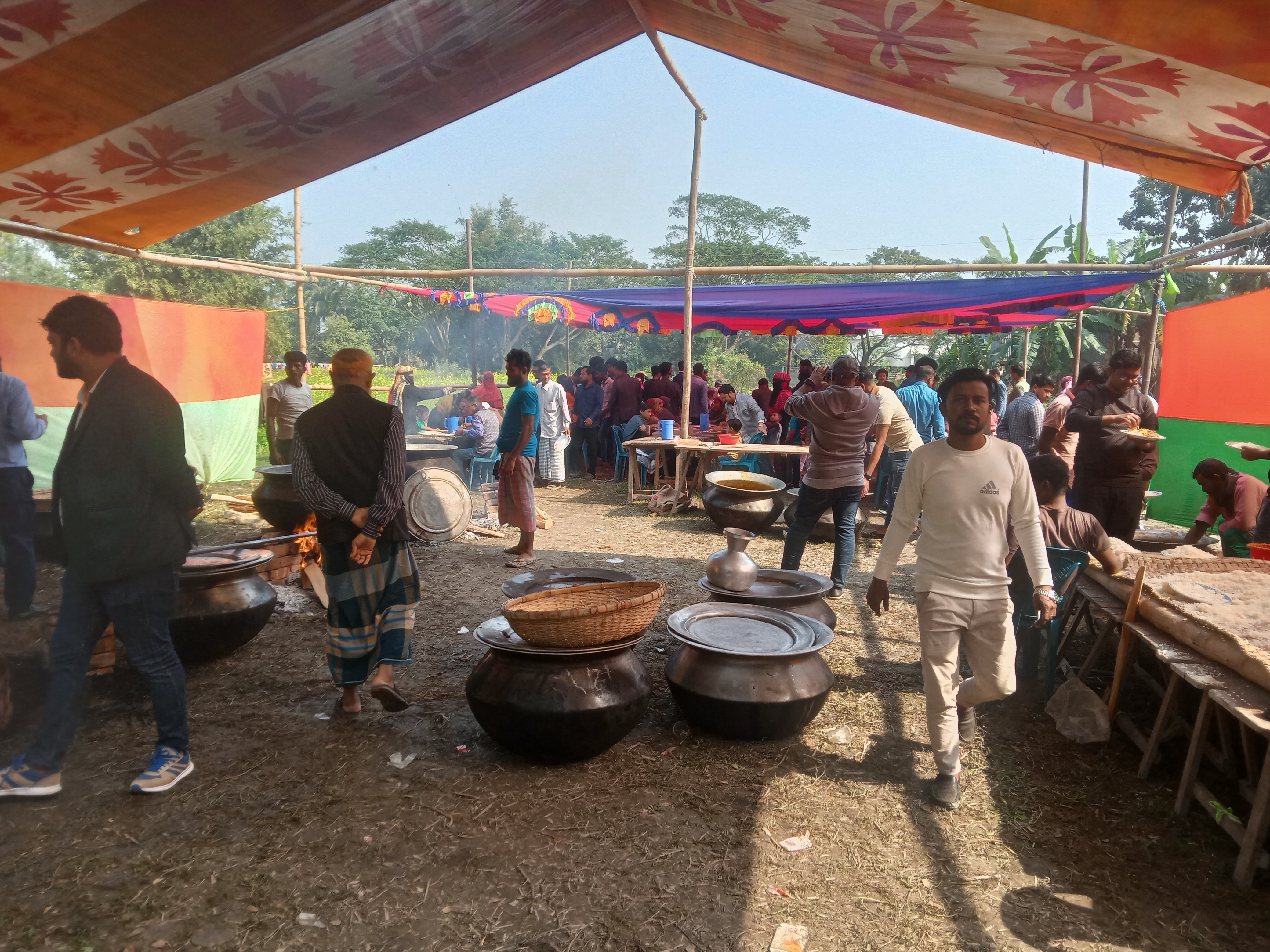 ভোটার উপস্থিতি কম, কেন্দ্রের পাশে আ. লীগ নেতার ভোজের আয়োজন