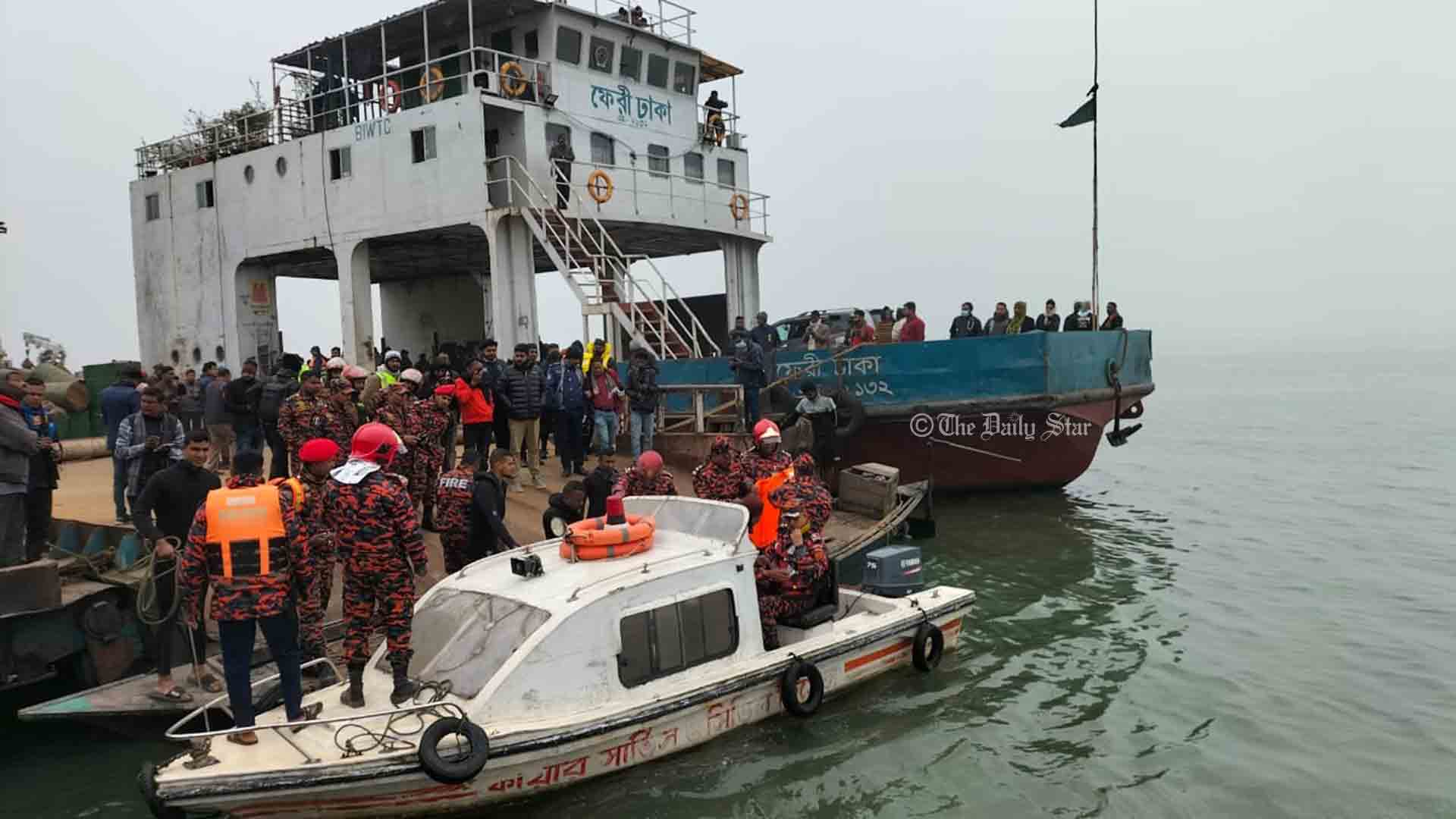 পাটুরিয়ায় ফেরিডুবি: নিখোঁজ ১, উদ্ধারকাজে যোগ দিচ্ছে হামজা