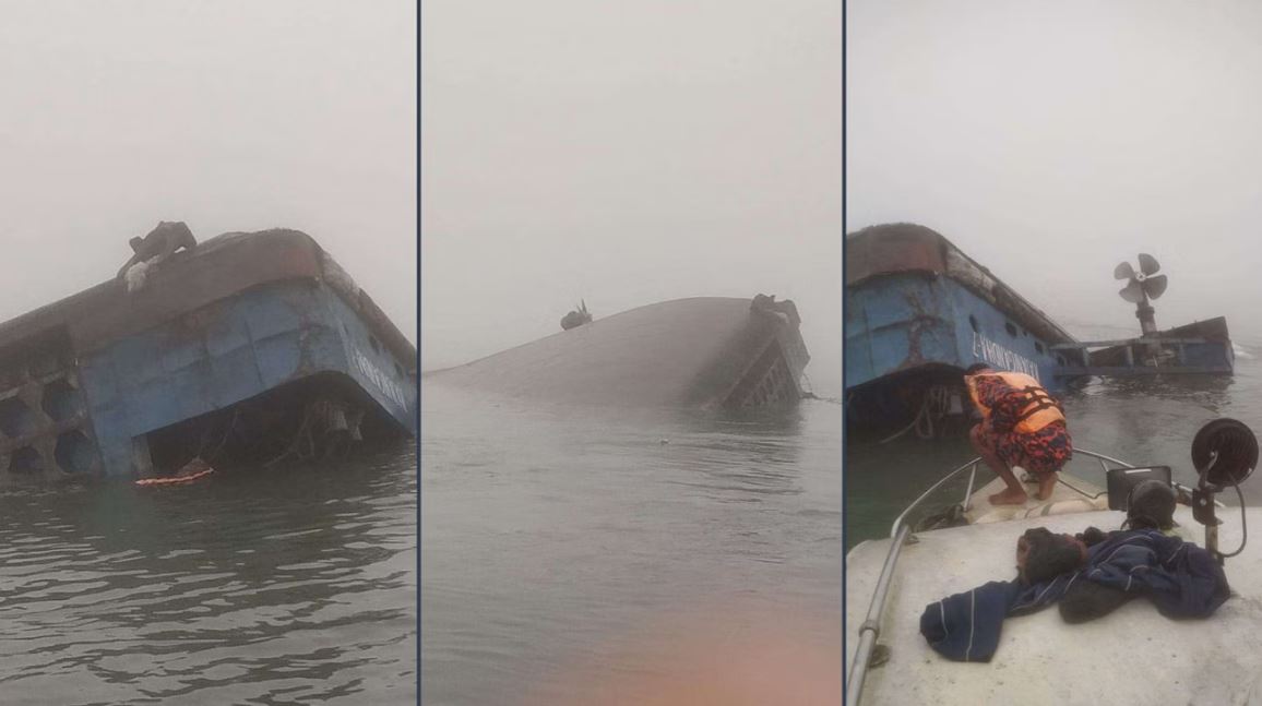 যাত্রী-যানবাহন নিয়ে পাটুরিয়ায় ফেরিডুবি