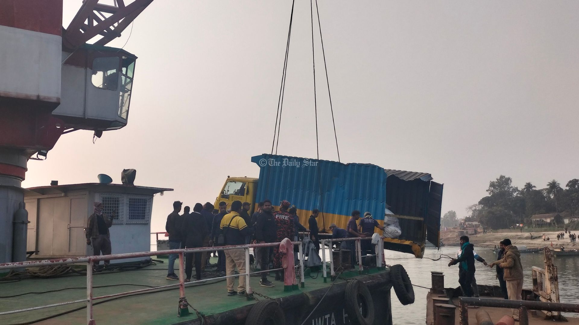 পদ্মায় ডুবে যাওয়া ফেরির সহকারী মাস্টার এখনো নিখোঁজ, দুটি ট্রাক উদ্ধার