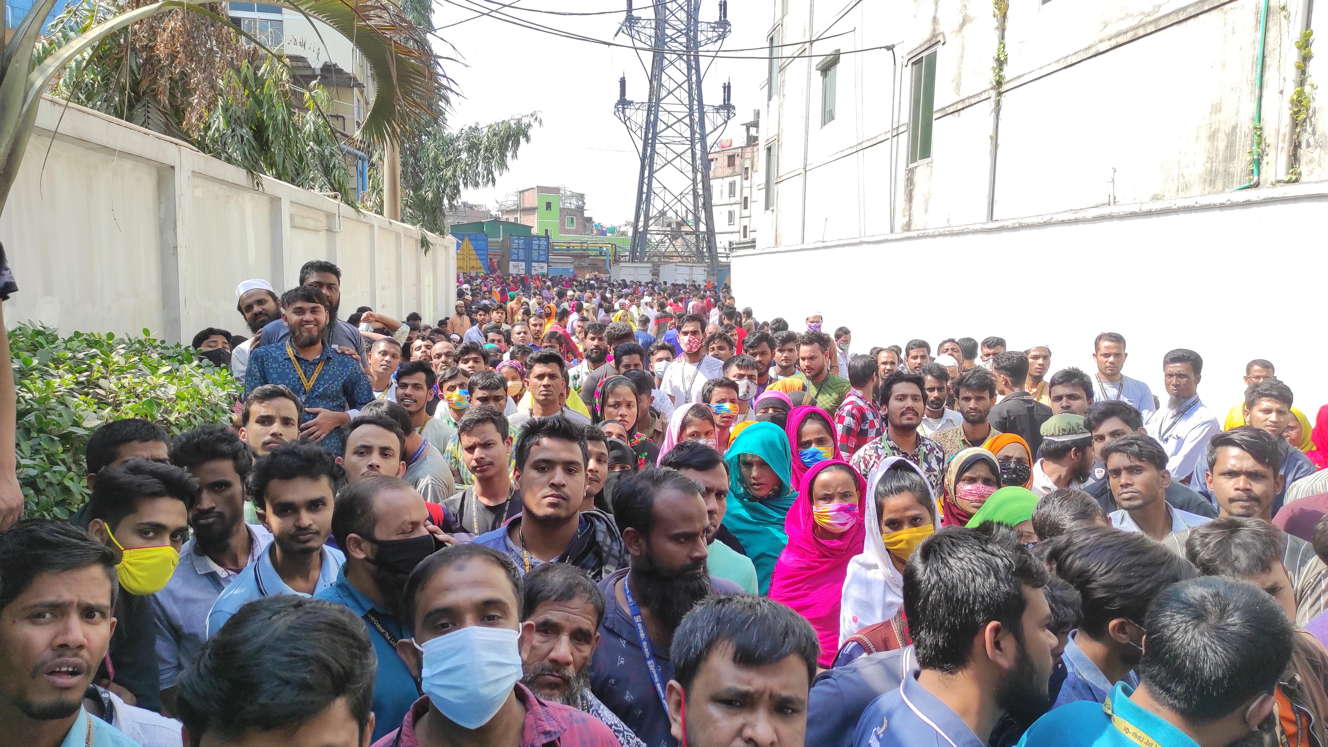 বকেয়া বেতনের দাবিতে নারায়ণগঞ্জে শ্রমিক বিক্ষোভ