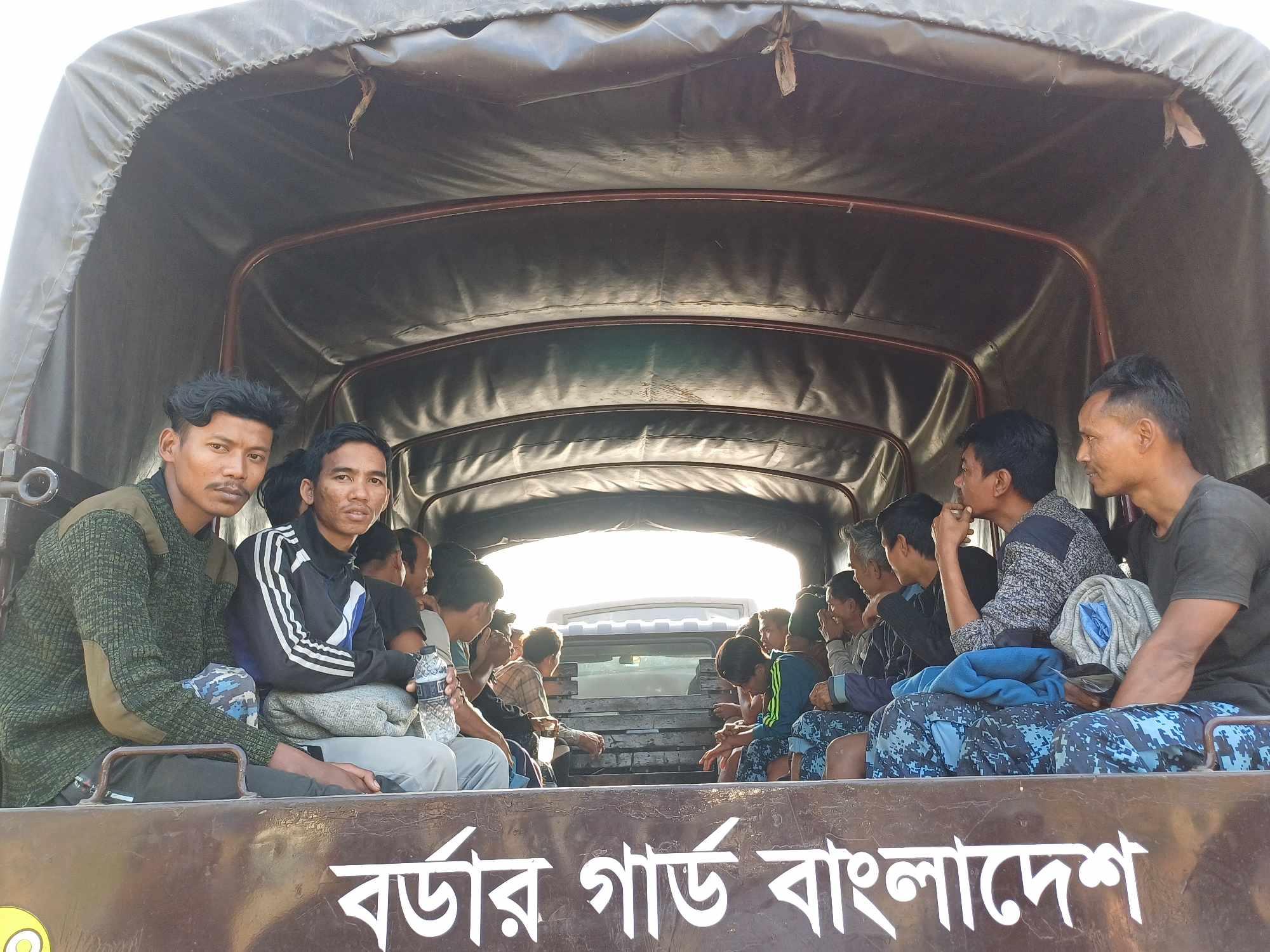 ঘুমধুম থেকে ১০০ বিজিপিকে টেকনাফে স্থানান্তর