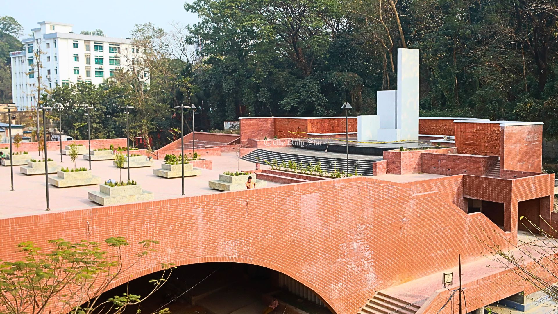 শহীদ মিনার নিয়ে অসন্তোষ, ২১ ফেব্রুয়ারি শ্রদ্ধা নিবেদন অস্থায়ী শহীদ মিনারে