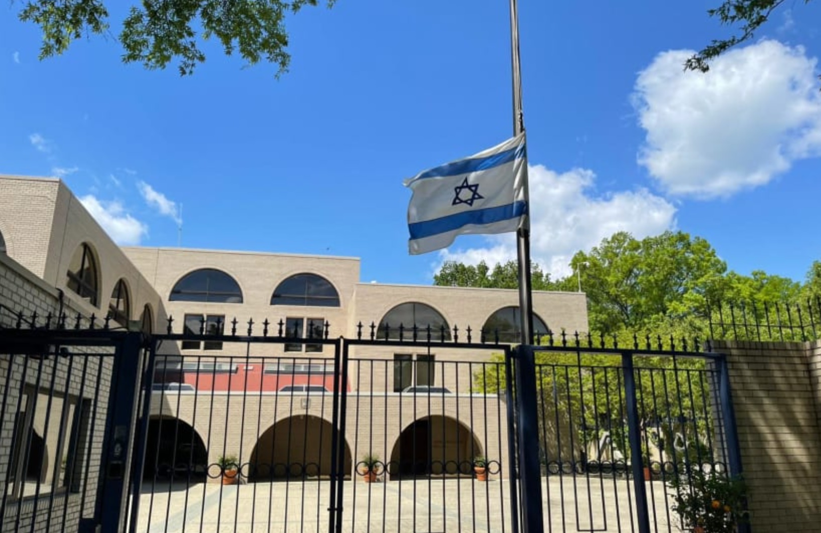 ওয়াশিংটনে ইসরায়েলি দূতাবাসের সামনে গায়ে আগুন দিলেন মার্কিন সেনা