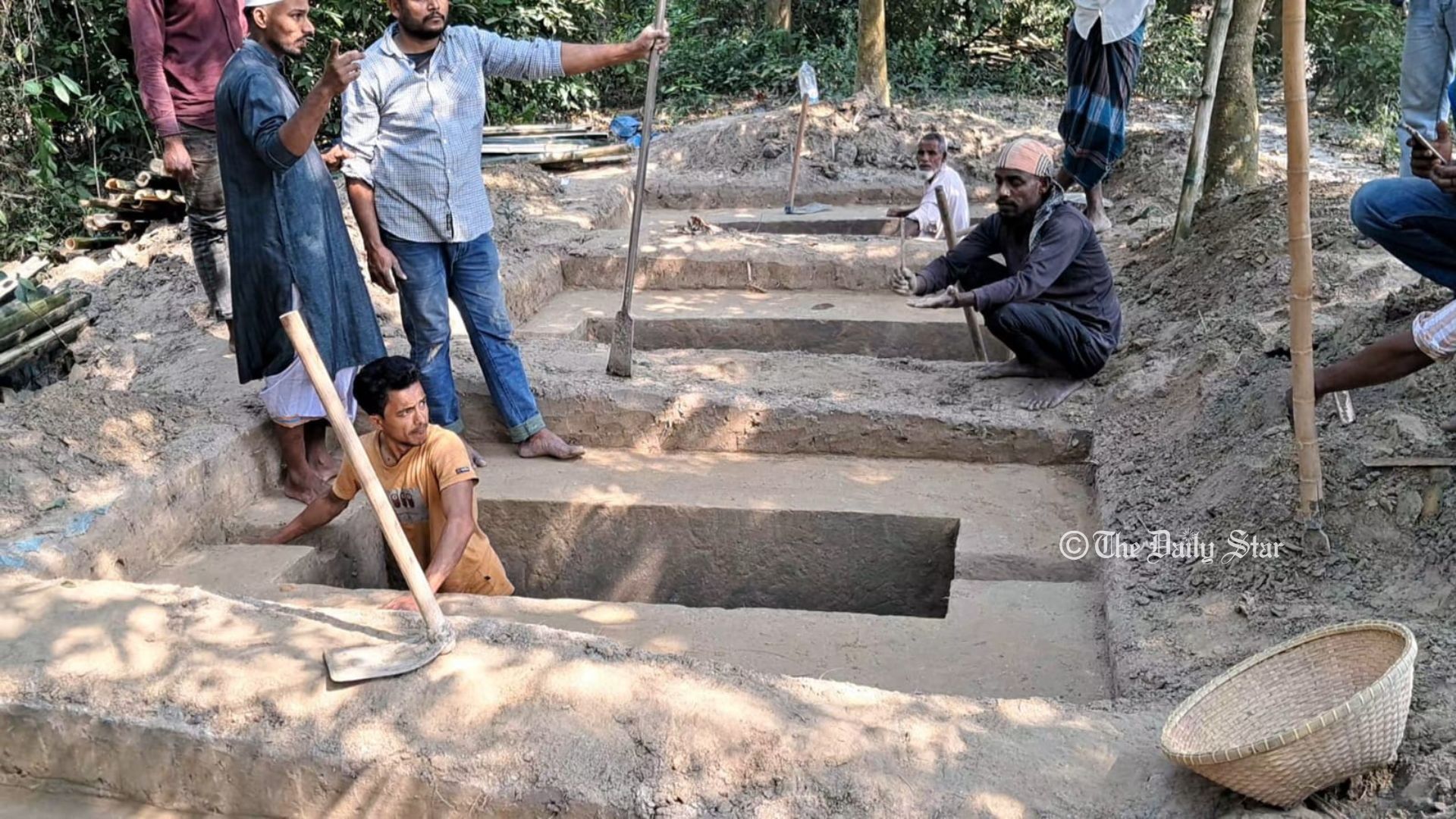 ‘একসঙ্গে এত কবর খুঁড়তে হবে কল্পনাও করিনি’