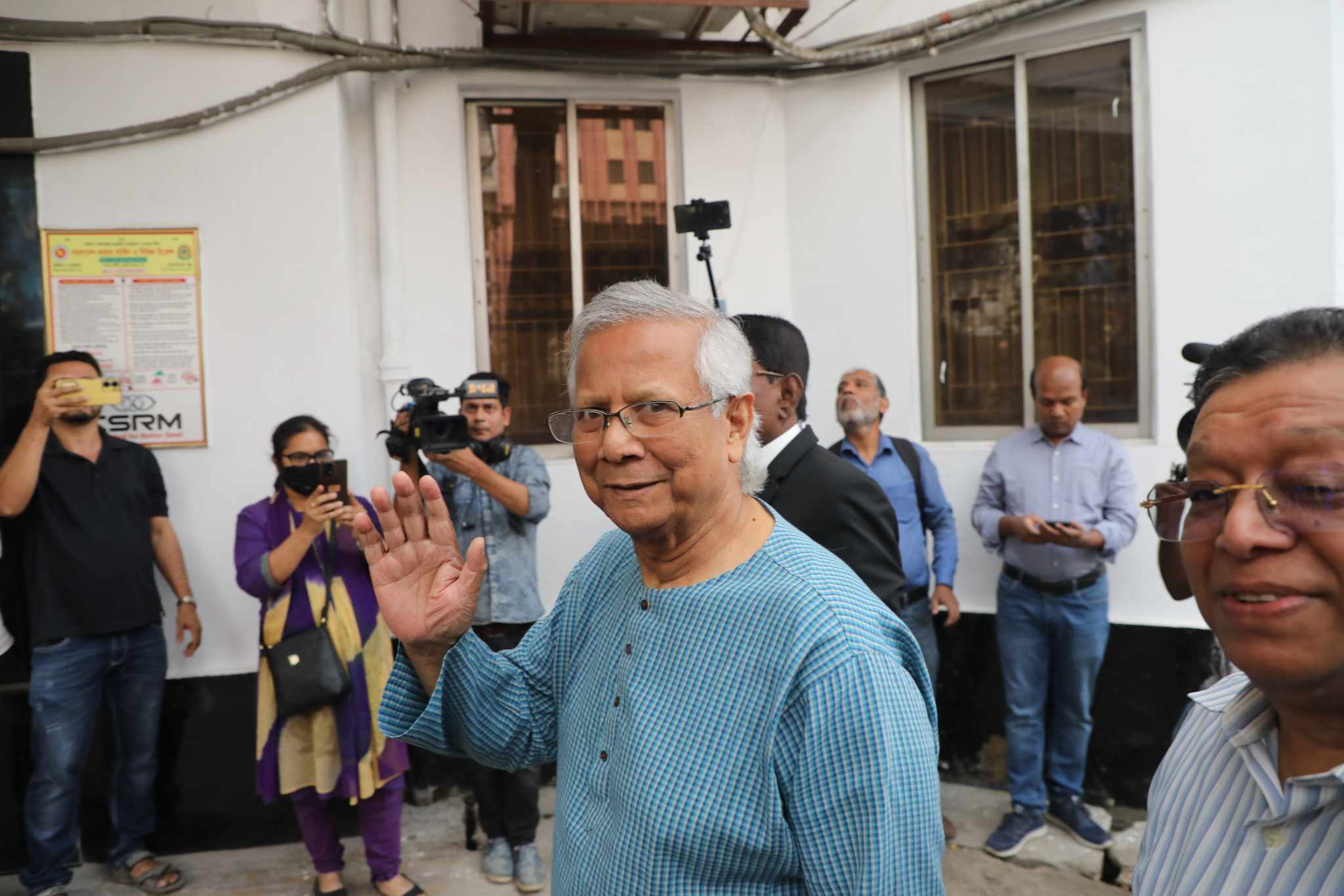 শ্রম আইন লঙ্ঘন মামলায় ড. ইউনূসের জামিনের মেয়াদ বাড়ালেন আদালত