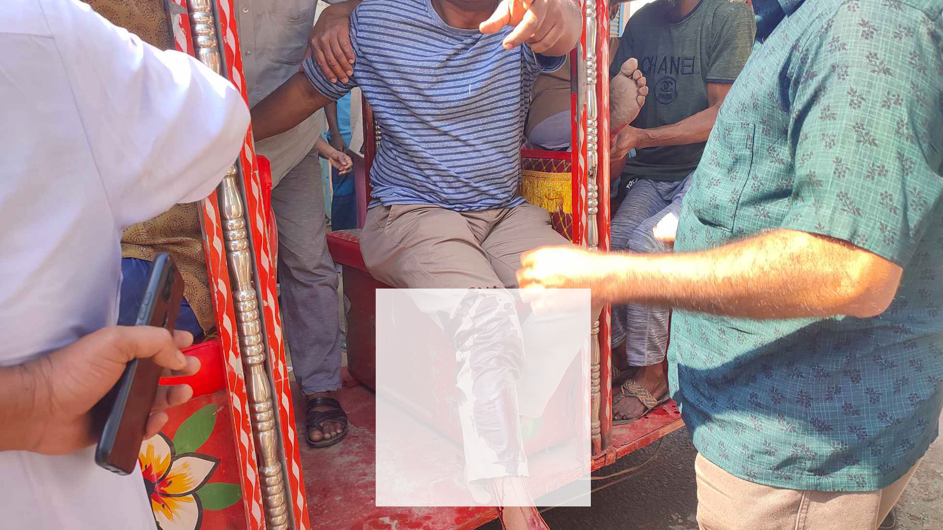 মুন্সী এম আলী উচ্চ বিদ্যালয় কেন্দ্রে ‘বহিরাগতের’ হামলায় আহত ৩, গুলিবিদ্ধ ১