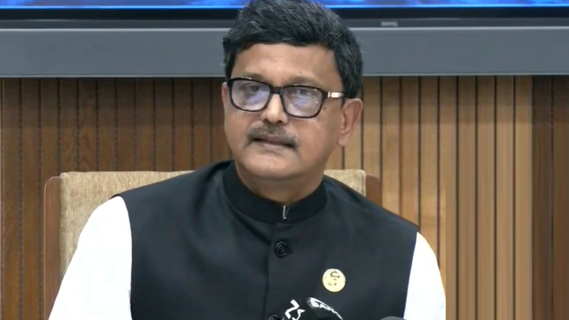 জিম্মি ২৩ জনকে উদ্ধারে তৎপরতা চালাচ্ছে সরকার: নৌ প্রতিমন্ত্রী