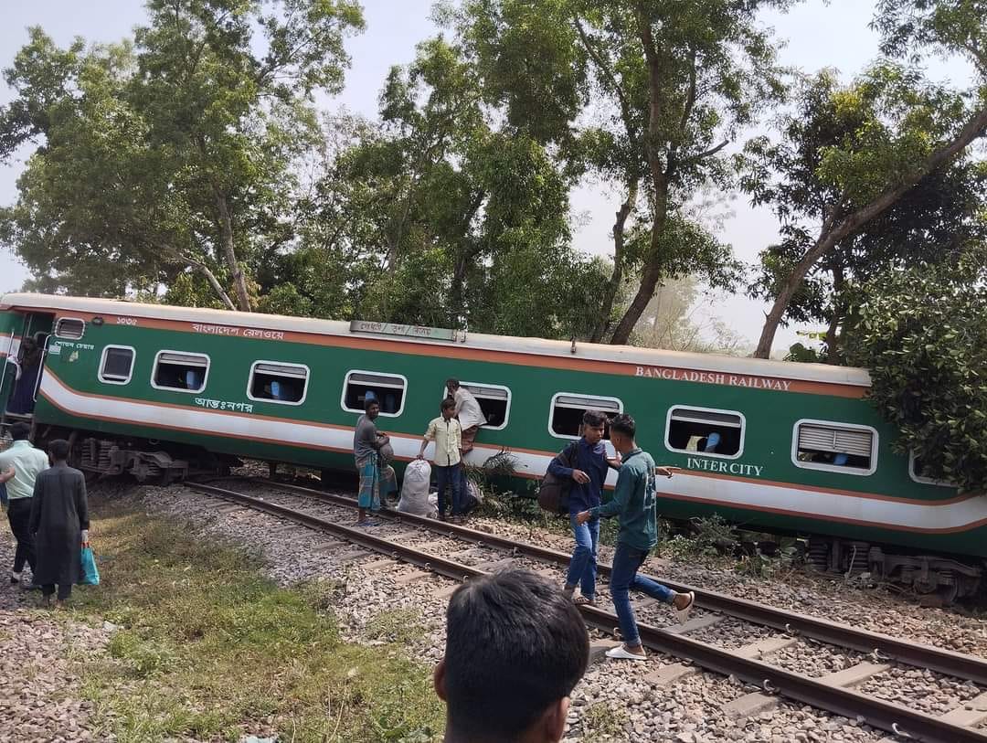 কুমিল্লায় বিজয় এক্সপ্রেসের ৯ বগি লাইনচ্যুত