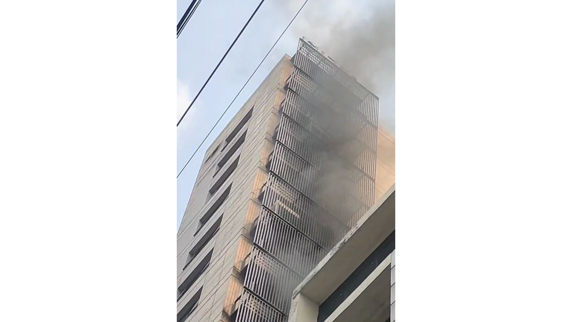 গুলশানে এডব্লিউআর ভবনে আগুন