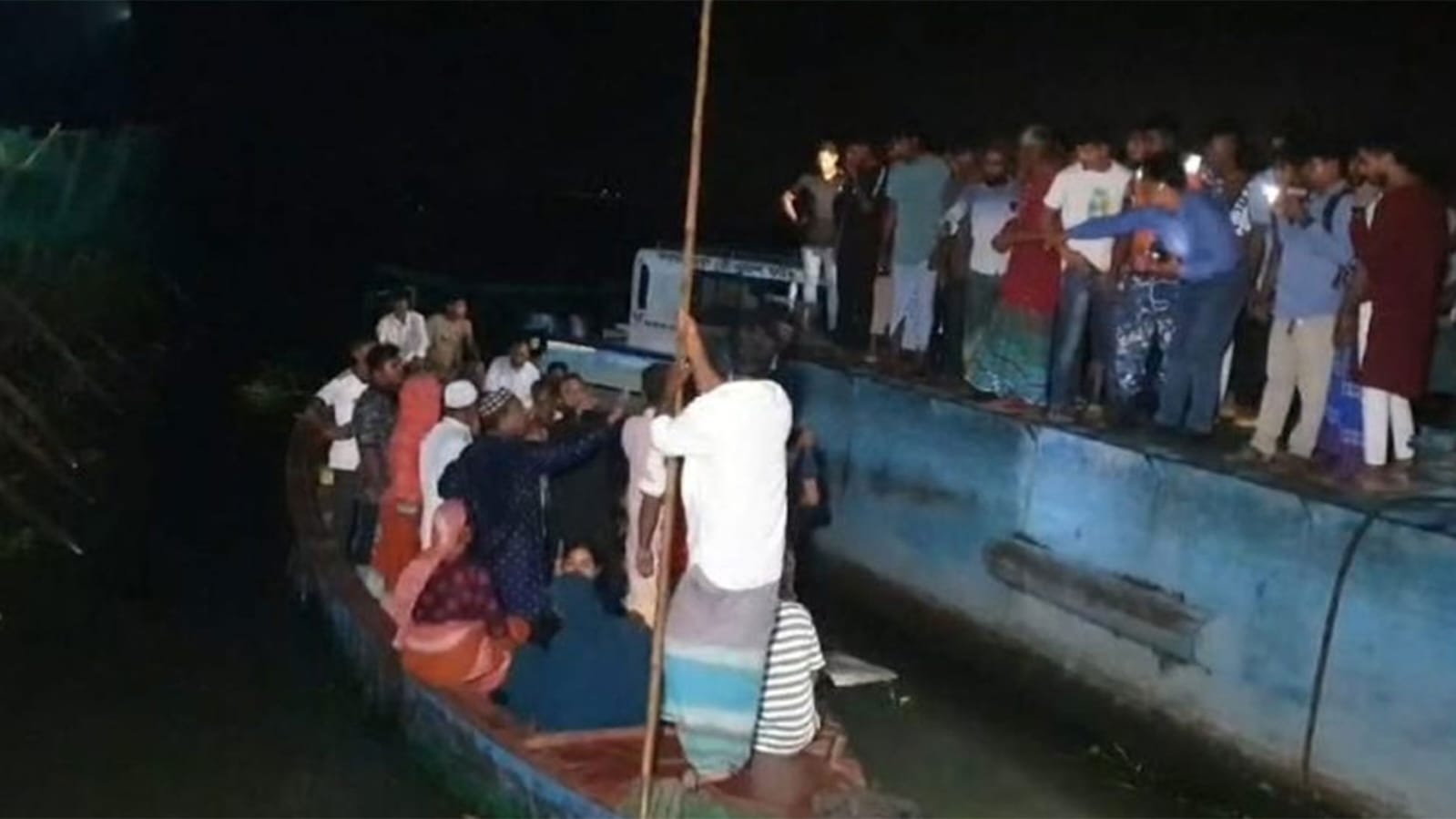 মেঘনায় বাল্কহেডের ধাক্কায় ট্রলারডুবি, মৃত ১ নিখোঁজ ৬