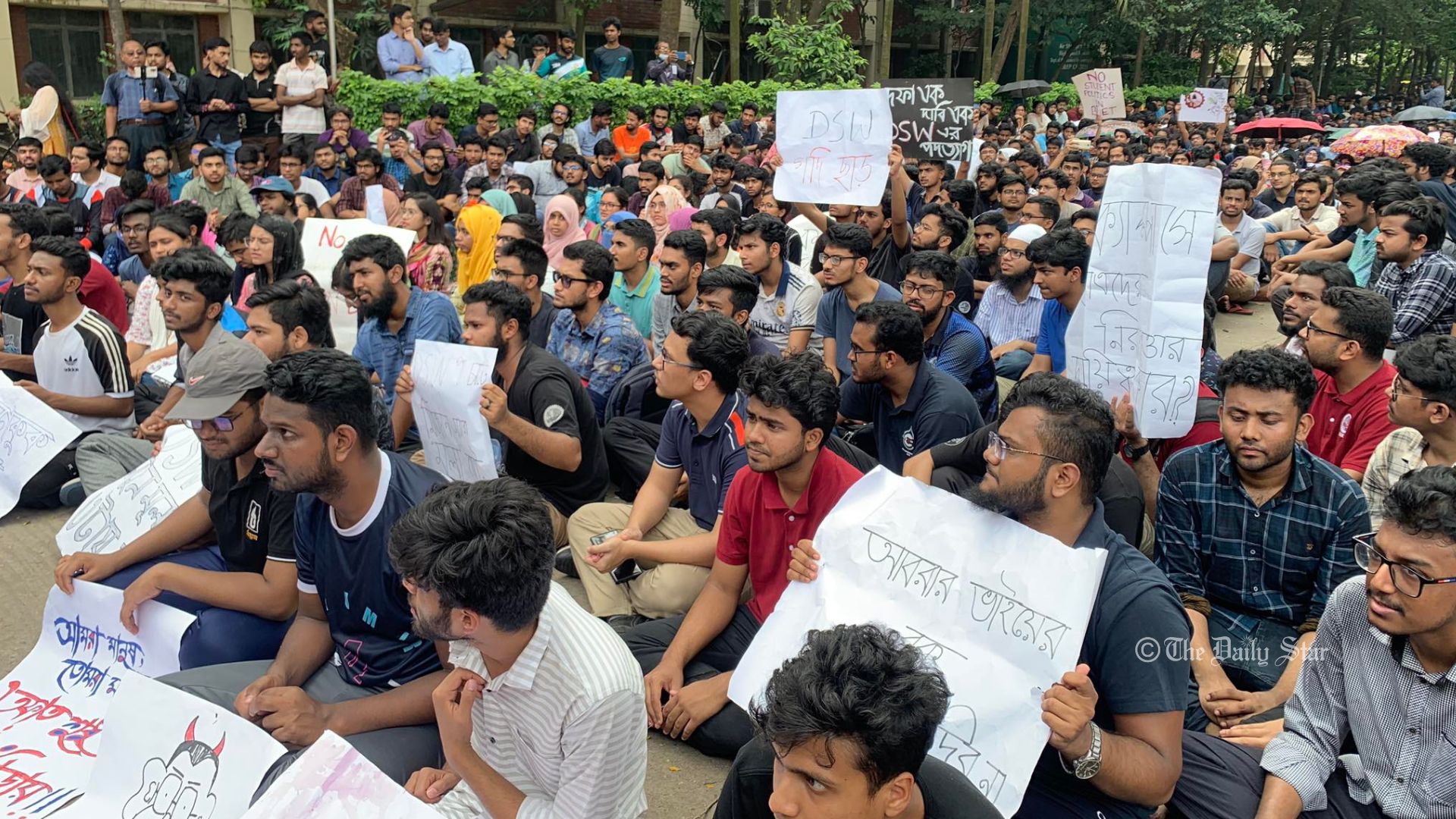 বুয়েটে মধ্যরাতে ছাত্রলীগের প্রবেশ: দ্বিতীয়দিনের মতো শিক্ষার্থীদের বিক্ষোভ