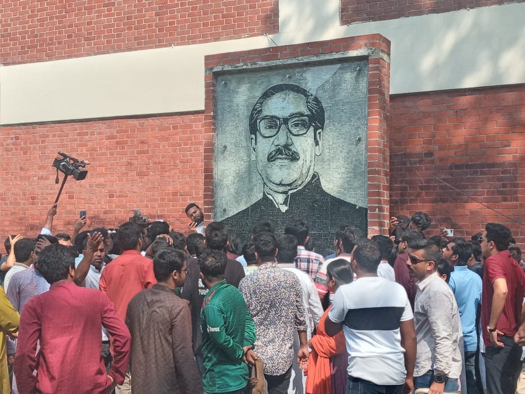 শহীদ মিনারে প্রতিবাদ শেষে বুয়েট ক্যাম্পাসে ছাত্রলীগ