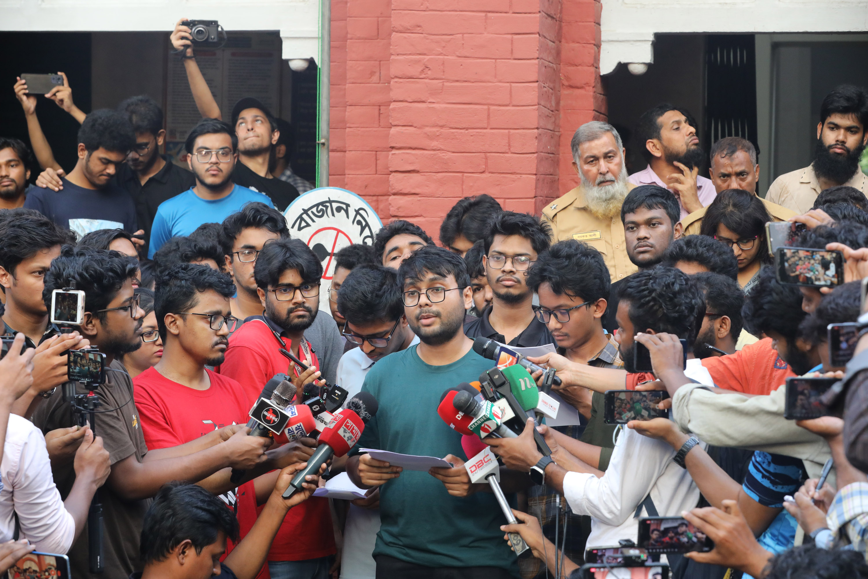 রাজনীতিমুক্ত ক্যাম্পাস ও নিরাপত্তার নিশ্চয়তা পেলে ক্লাস-পরীক্ষায় ফিরবেন বুয়েট শিক্ষার্থীরা
